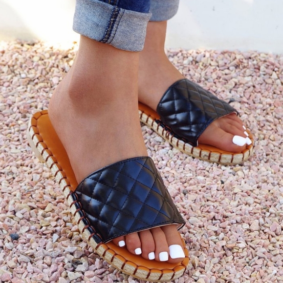 🆕Black Quilted Sandals - Picture 3 of 4